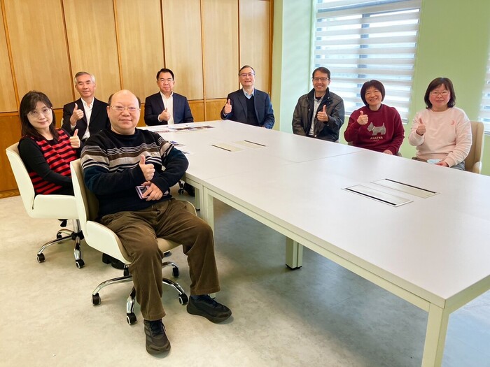 警大楊源明校長與圖書館同仁於3樓「集思談─閱讀研討區」合影