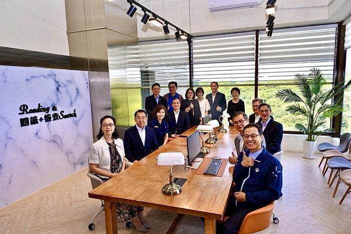 警大楊源明校長與校內單位主管於圖書館2樓「閱讀檢索區」合影