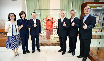 警大楊源明校長暨主管代表一同為「輪式滅火器」新設展區揭幕