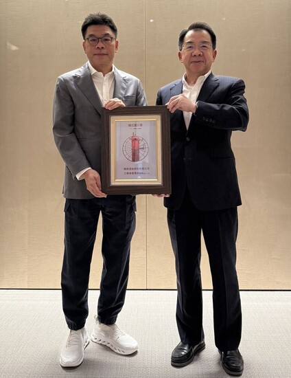 江韋侖董事長捐贈輪式滅火器予警大，楊源明校長代表受贈