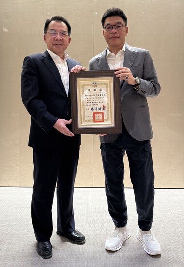 警大楊源明校長致贈感謝狀予江韋侖董事長，表達感謝之意