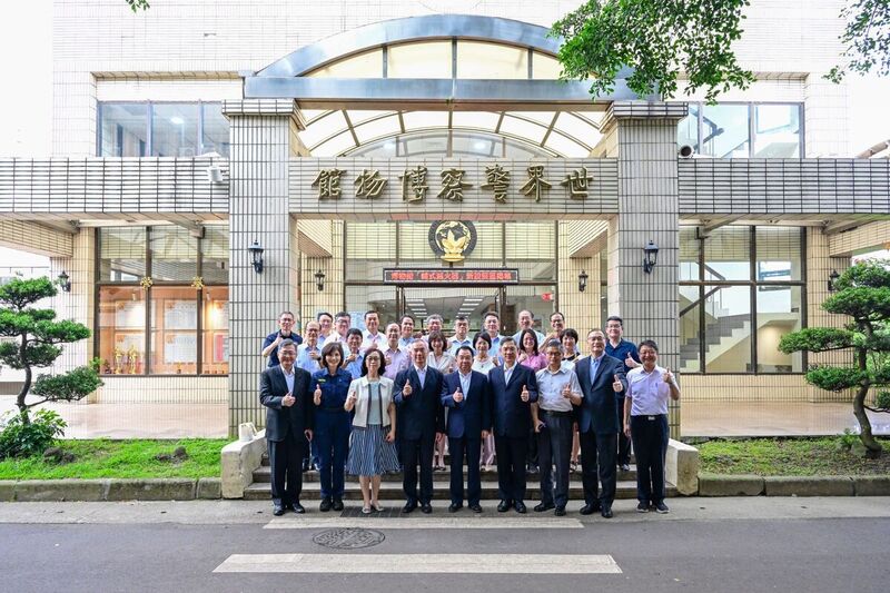 中央警察大學世界警察博物館「輪式滅火器」新設展區揭幕典禮，楊源明校長暨各單位主管合影