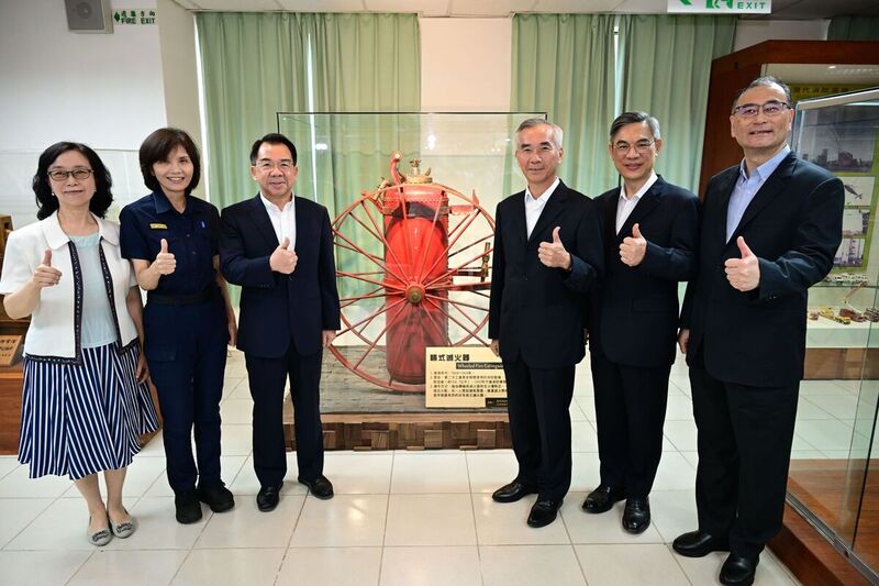 警大楊源明校長暨主管代表一同為「輪式滅火器」新設展區揭幕
