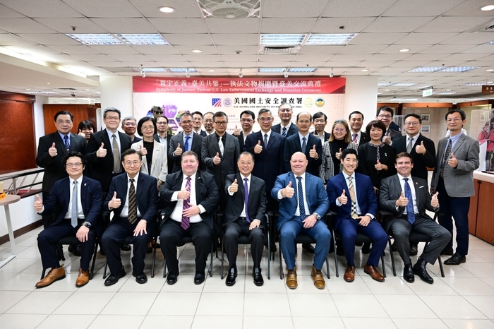 警大黃明昭校長及主管，與美國在臺協會國土安全調查署貴賓於臺美交流典禮合影