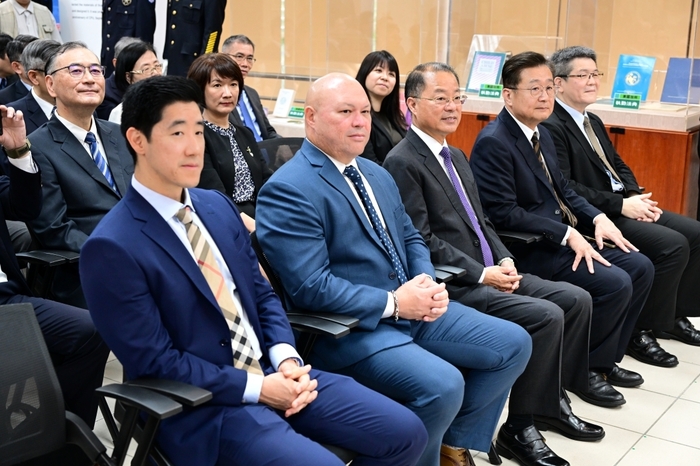 美國在臺協會國土安全調查署區域主任Jeremiah Gonzalez、區域副主任Samuel Meyer等一行貴賓出席中央警察大學臺美交流典禮