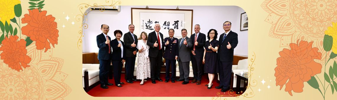 國際警察首長協會（IACP)會長Ken A. Walker等一行外賓蒞校參訪，並與黃校長及接待人員合影留念。